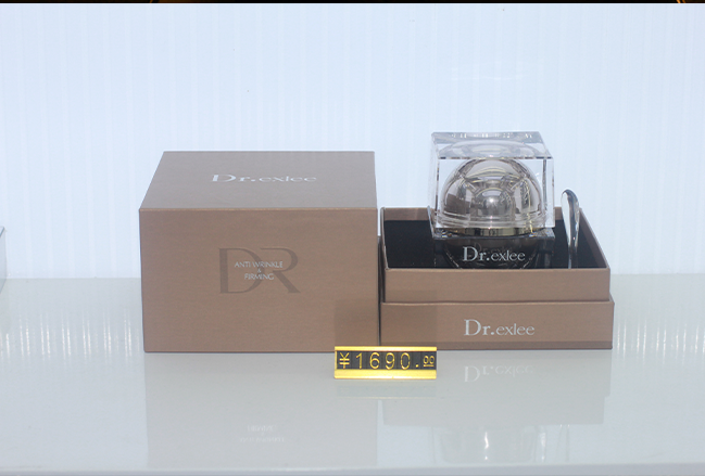 奢贵虫草水光透亮养肤气垫霜